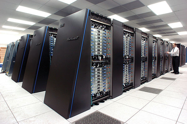 **Grappe de serveurs.** En avant-plan: *Homo sapiens* tentant d'établir une interaction physique avec les machines.  Source: <https://en.wikipedia.org/wiki/Parallel_computing>